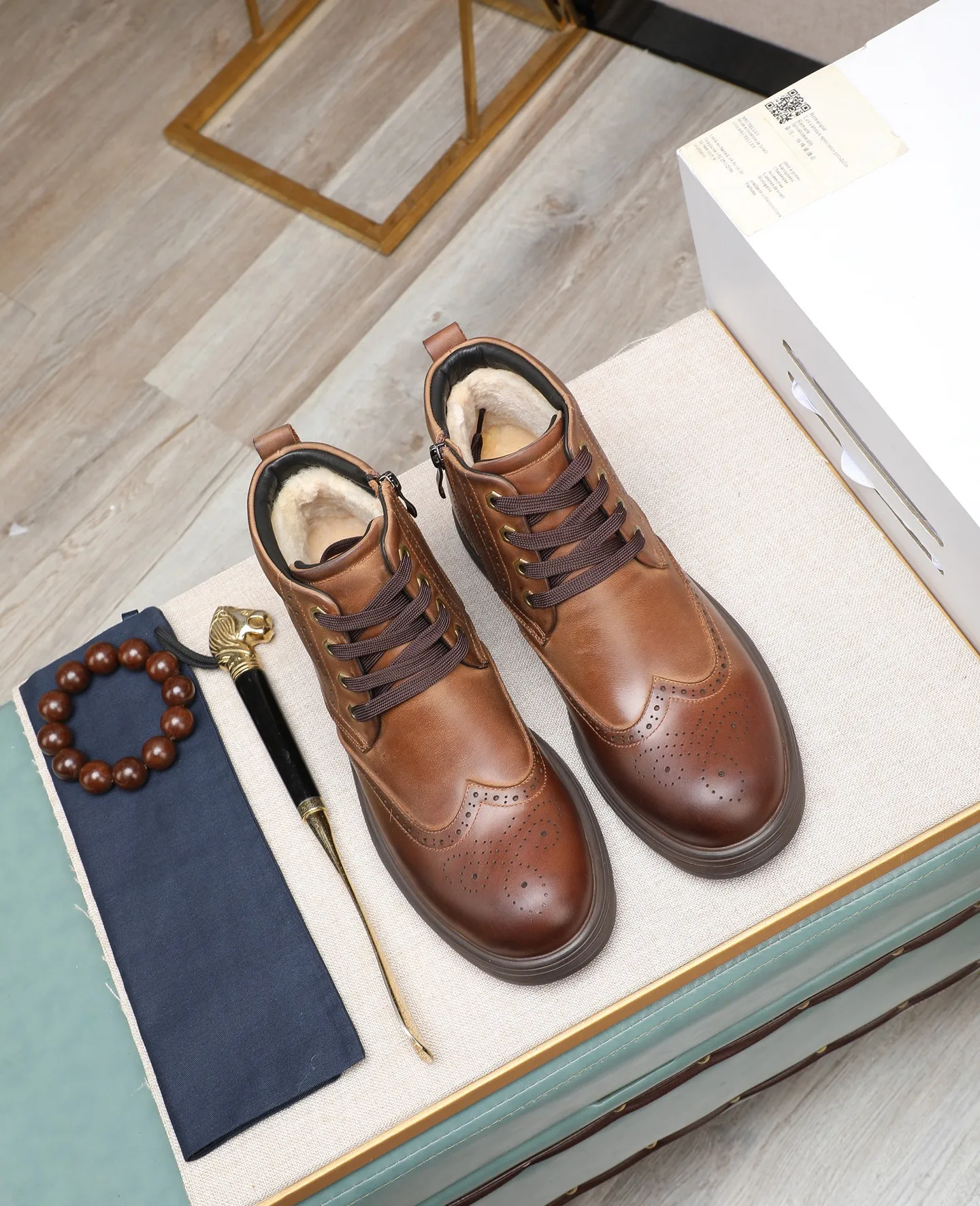 Men's shoes 💰640 (full genuine wool lining, 10% off for fake ones) Please pay attention to the quality of the original item and compare the thickness of the wool 🏮🏮 Popular UGG men's shoes from Australia's warm luxury brand, the official website is synchronized, Beckham men's style..., made of imported first-layer waxed cowhide, waxed toe cap, Australian real wool velvet lining Carefully sewn...Imported rubber Martin boots outsole (comfortable, soft, wear-resistant) The quality is really great...Exquisite workmanship, you won't be able to put it down at first sight, size 39-44 (customized in 45)